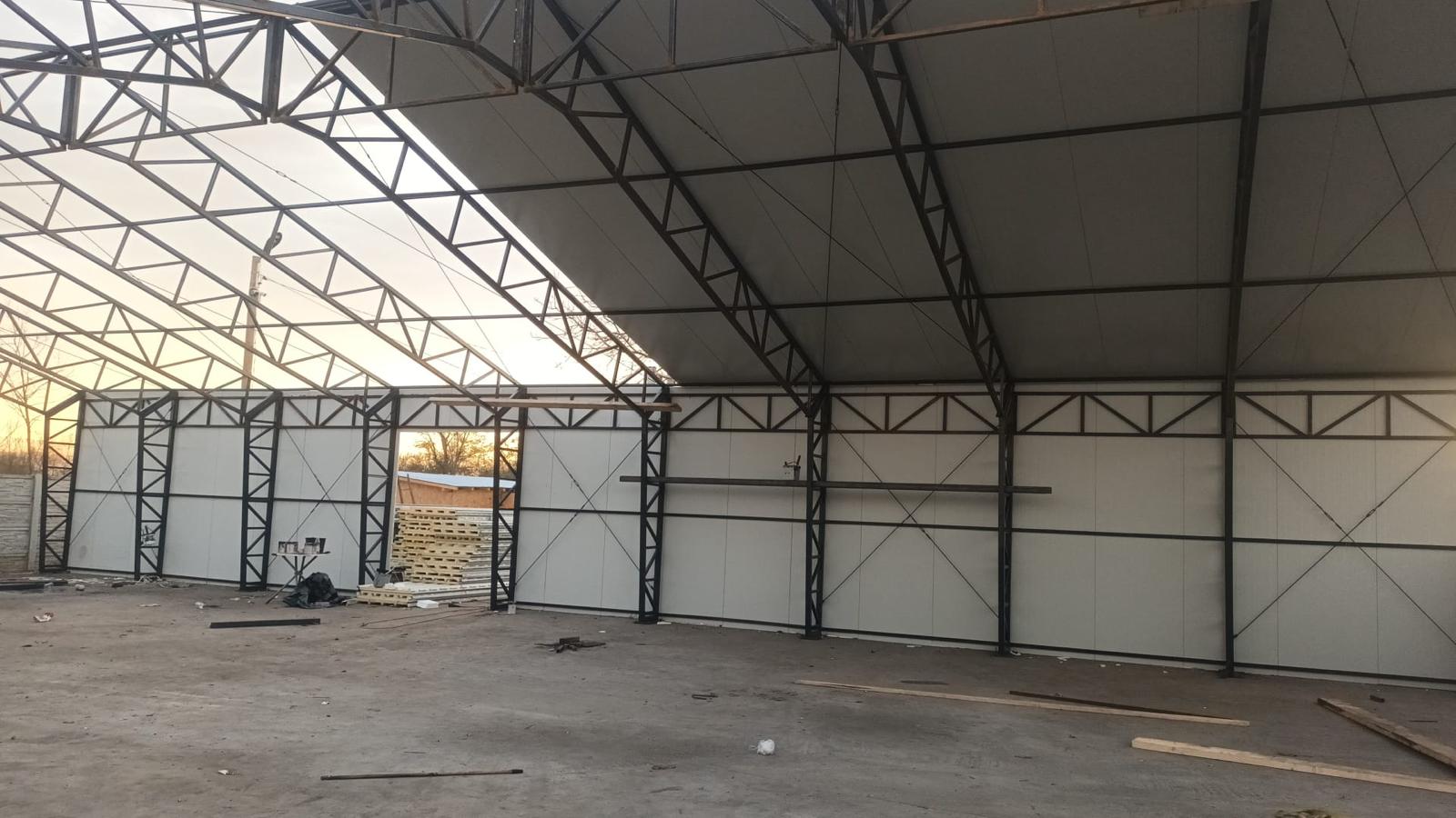 Acoperire structuri metalice cu panouri sandwich
